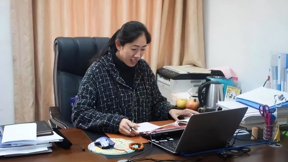 保罗轻轻点了点头，感慨道：父母这一辈人的事情，我们还真的是不好插手。